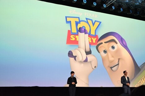 「ディズニー・コンテンツ・ショーケース2024」で、「Toy Story 5（原題）」を紹介する様子
