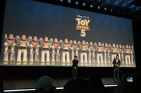 「ディズニー・コンテンツ・ショーケース2024」で、「Toy Story 5（原題）」を紹介する様子