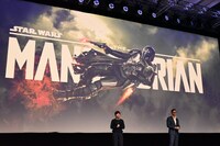 「ディズニー・コンテンツ・ショーケース2024」で、「The Mandalorian and Grogu（原題）」を紹介する様子