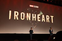 「ディズニー・コンテンツ・ショーケース2024」で、「Iron Heart（原題）」を紹介する様子