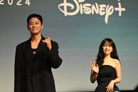 「照明店の客人たち」記者会見より、左からチュ・ジフン、パク・ボヨン