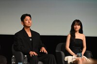 「照明店の客人たち」記者会見より、左からチュ・ジフン、パク・ボヨン