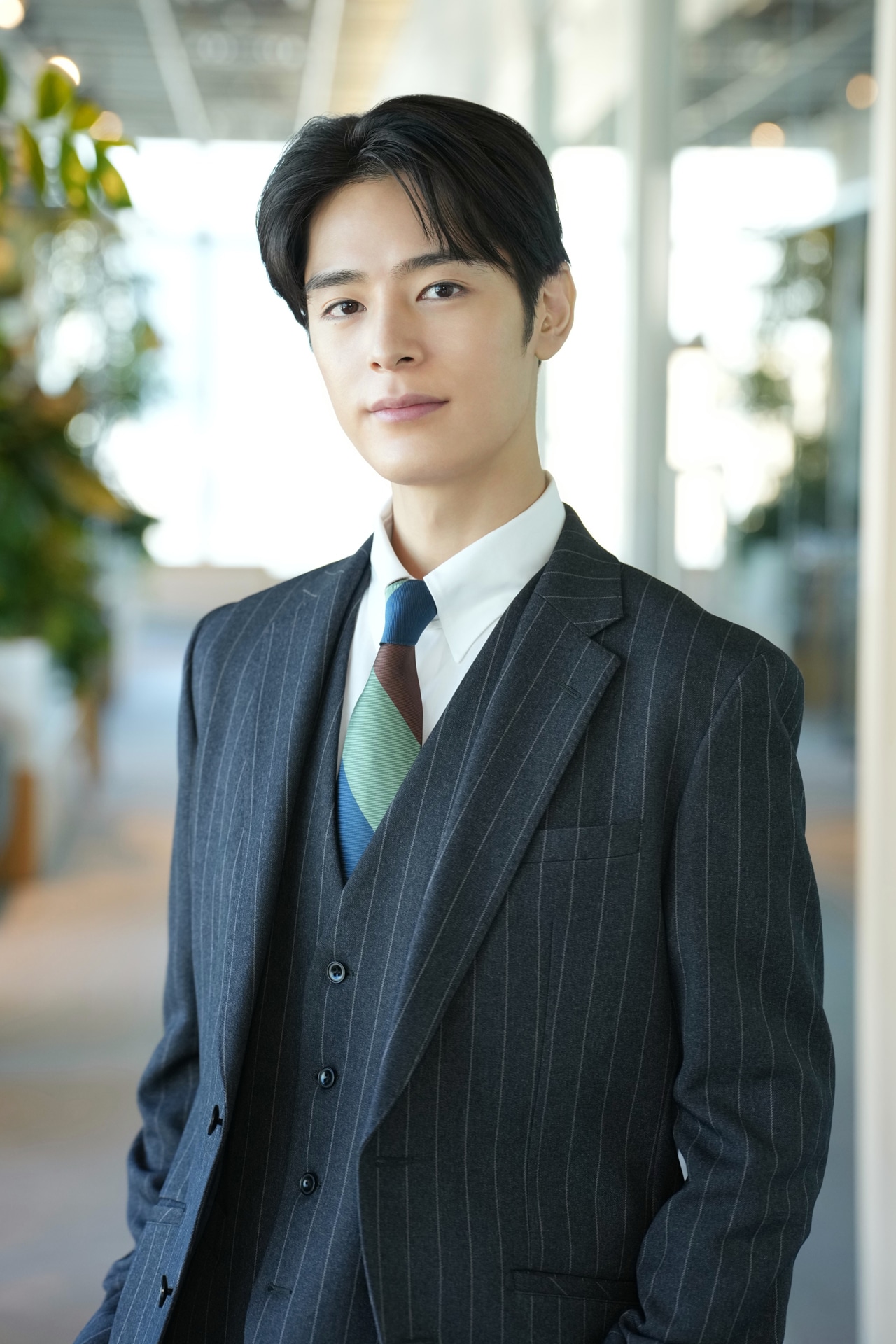 ドラマNEXT「五十嵐夫妻は偽装他人」より、五十嵐直人を演じる塩野瑛久（右）