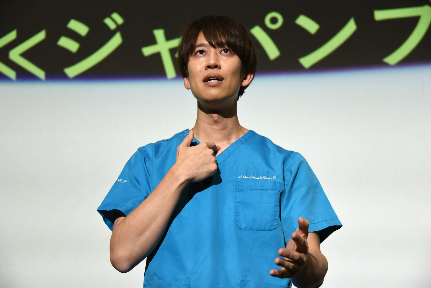 「吐き気が収まる」と言われている体のツボを説明するしゅんP