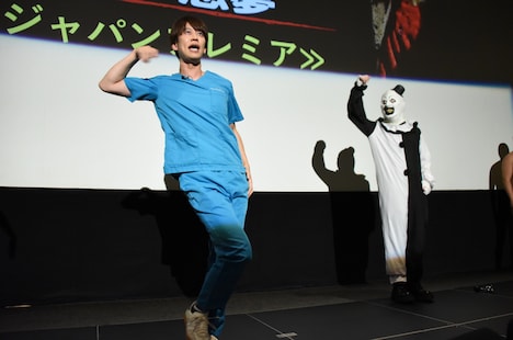 「ヘイヘイテリファー」を披露したしゅんP（左）とアート・ザ・クラウン（右）