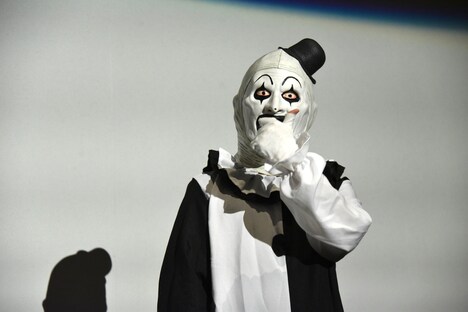 サムズアップするアート・ザ・クラウン