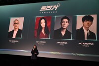 「ディズニー・コンテンツ・ショーケース2024」で、「トリガー ニュースの裏側」を紹介する様子