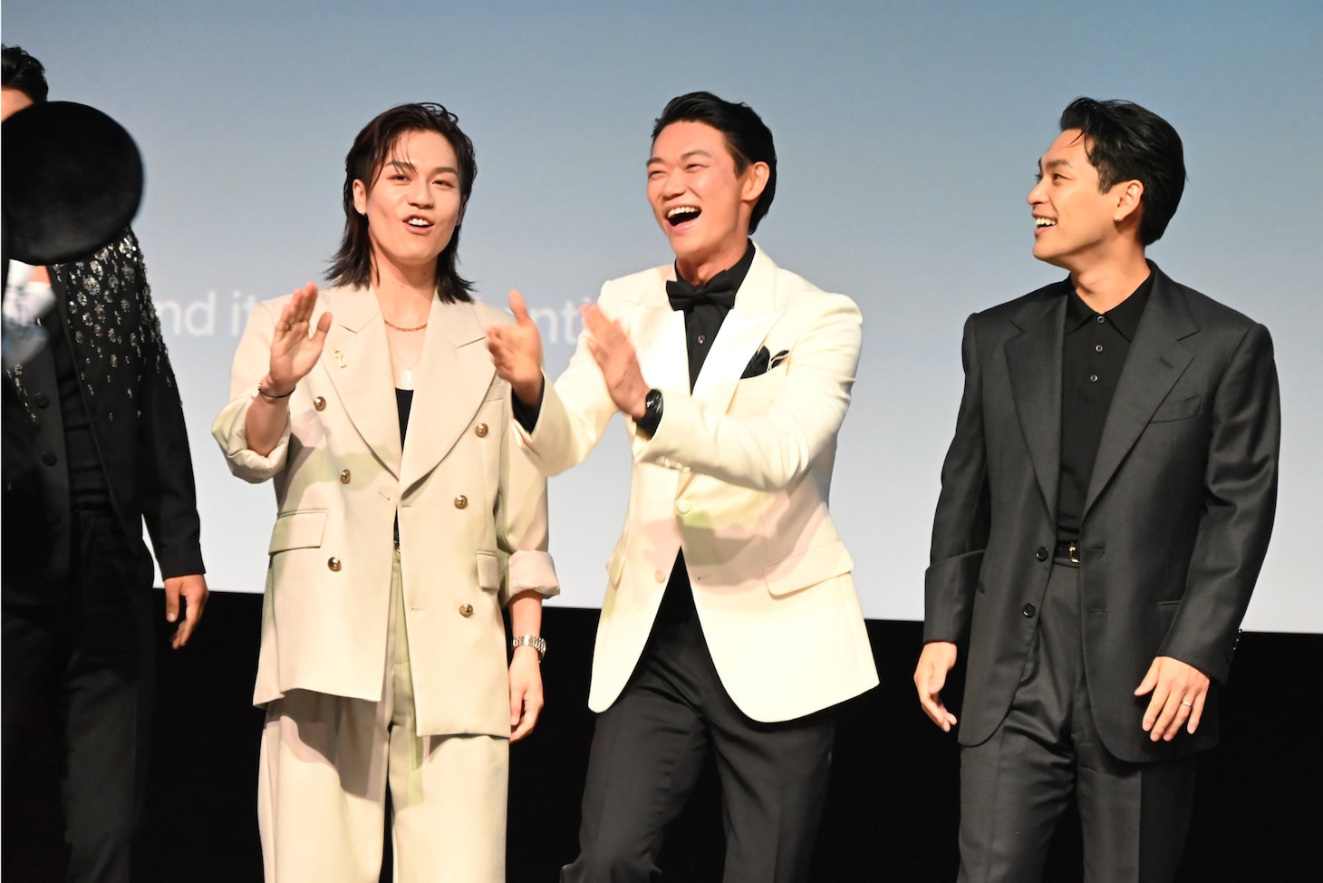 ミッキーとハイタッチしたあとの（左から）松田元太、笠松将、柳楽優弥