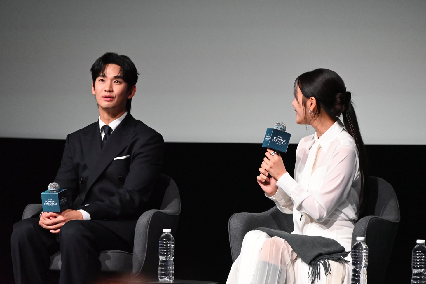 キム・スヒョン（左）の印象を話すチョ・ボア（右）