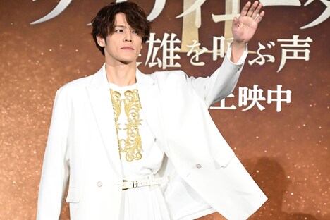 皇帝になりきり優雅に手を振る宮野真守。胸元の刺繍はこの日のために特別に施されたもの