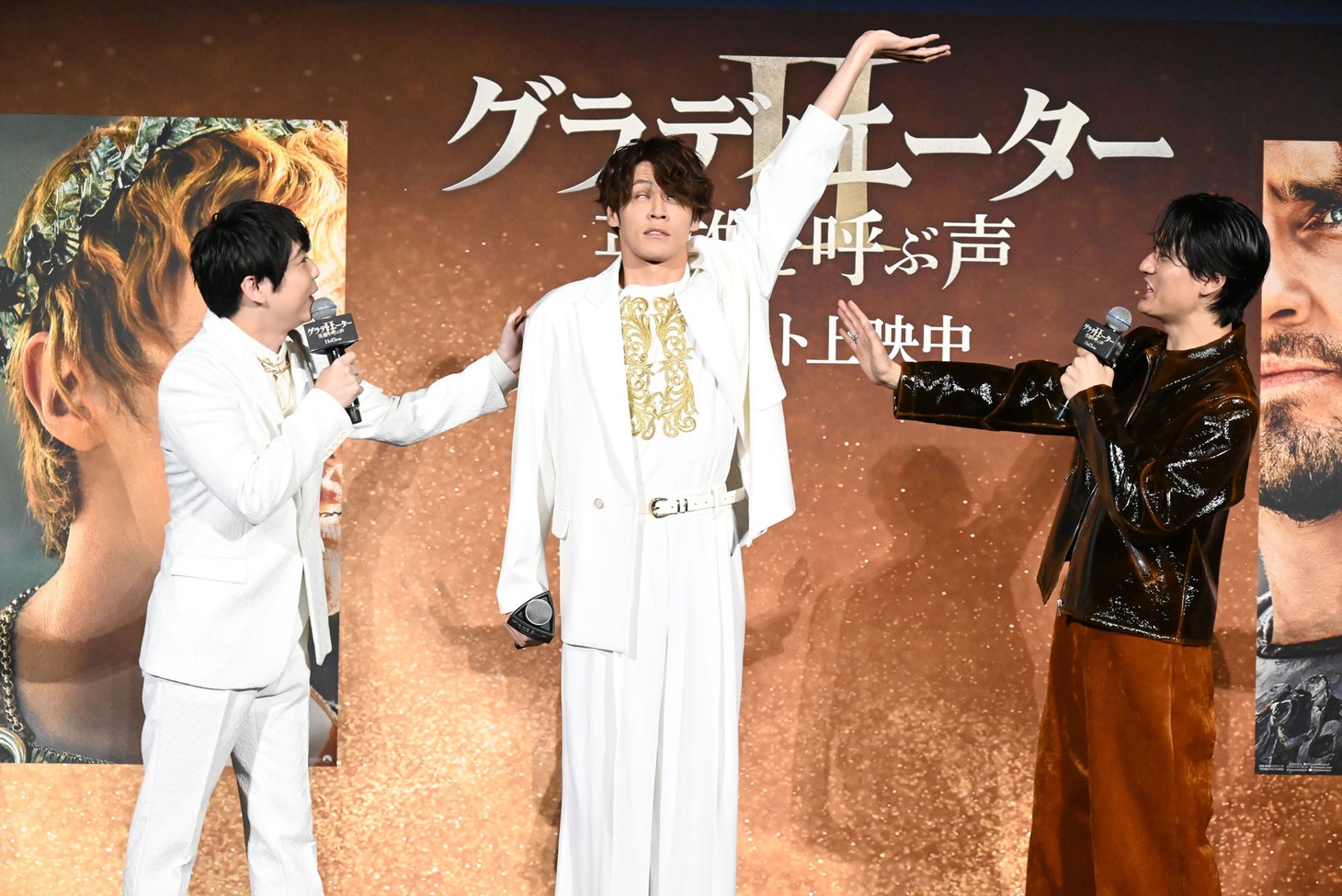 優雅に手を振っていた次の瞬間、お笑いコンビ・レギュラーのギャグに移行する宮野真守（中央）