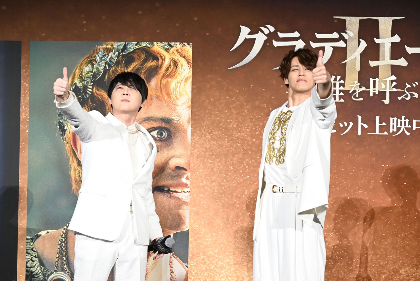 沢海陽子のエピソードトークにサムズアップを贈る宮野真守（右）と梶裕貴（左）