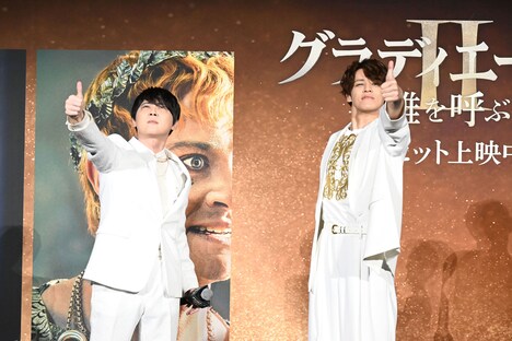 沢海陽子のエピソードトークにサムズアップを贈る宮野真守（右）と梶裕貴（左）