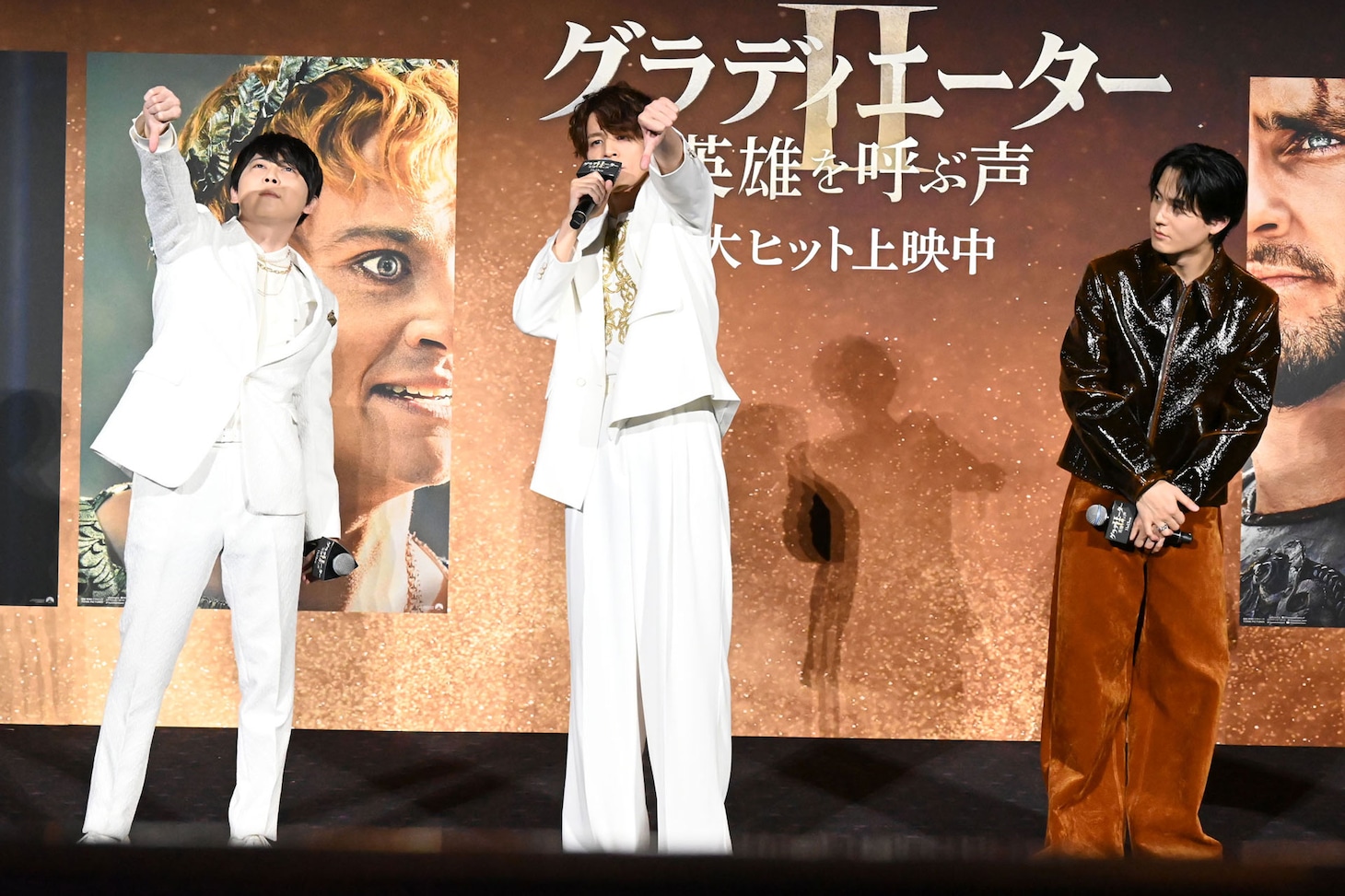 武内駿輔（右）のエピソードトークに、容赦なくサムズダウンを突き付ける宮野真守（中央）と梶裕貴（左）