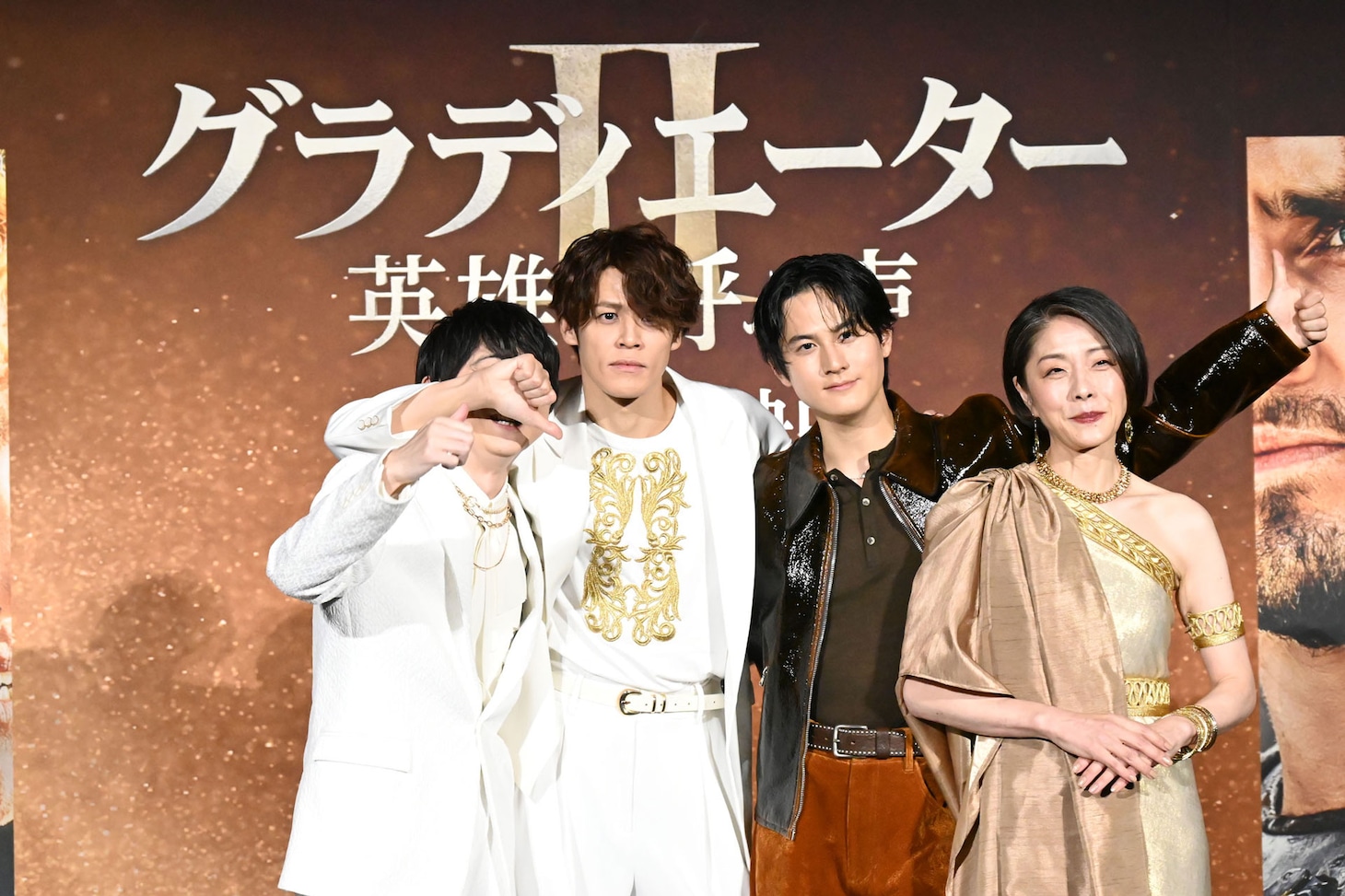 宮野真守（中央左）のいたずらで顔を隠される梶裕貴（左）