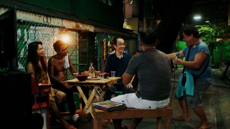 「Diamonds in the Sand」場面写真