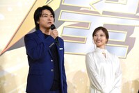 左から勝地涼、白石麻衣