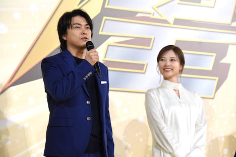 左から勝地涼、白石麻衣