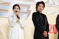 左から白石麻衣、藤原竜也