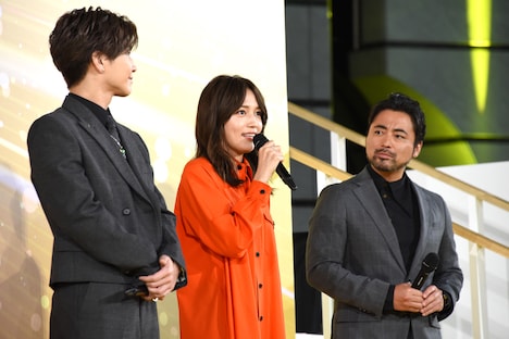 左から岩田剛典、川口春奈、山田孝之