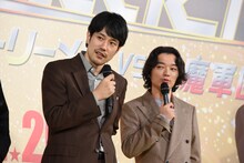 左から松山ケンイチ、染谷将太