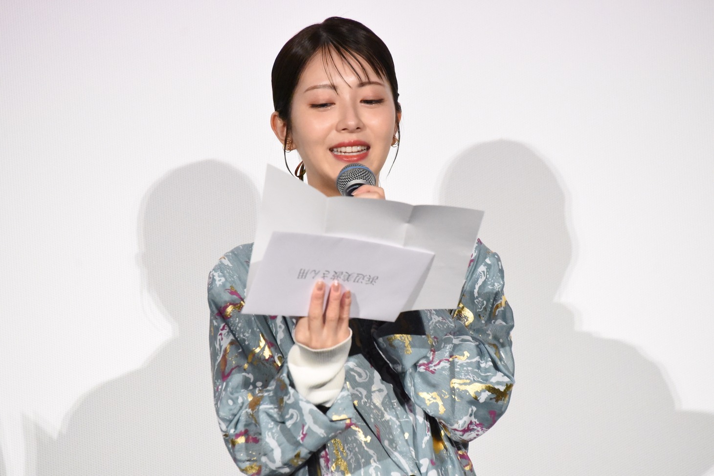 告発文を読む浜辺美波