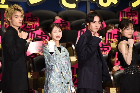 左から佐野勇斗、浜辺美波、、山下美月