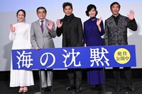 「海の沈黙」公開記念舞台挨拶の様子。左から菅野恵、石坂浩二、本木雅弘、清水美砂、若松節朗