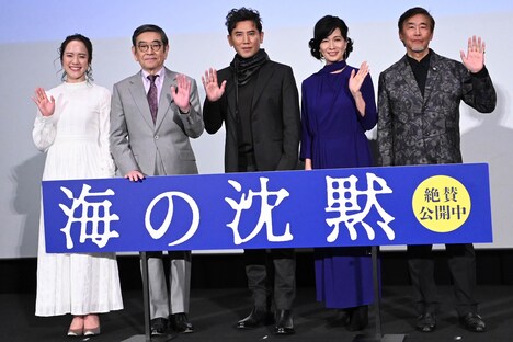 「海の沈黙」公開記念舞台挨拶の様子。左から菅野恵、石坂浩二、本木雅弘、清水美砂、若松節朗
