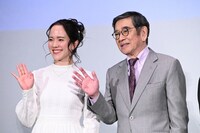 左から菅野恵、石坂浩二