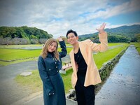 大宰府政庁跡を訪問した吉高由里子（左）と竜星涼（右）