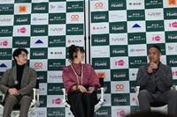 左から遠藤雄弥、夏子、鈴木祐介