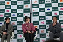 左から遠藤雄弥、夏子、鈴木祐介