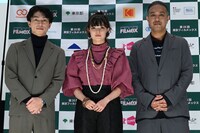 左から遠藤雄弥、夏子、鈴木祐介