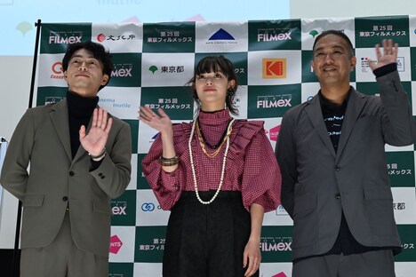左から遠藤雄弥、夏子、鈴木祐介