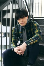 岩徹役の長谷川大