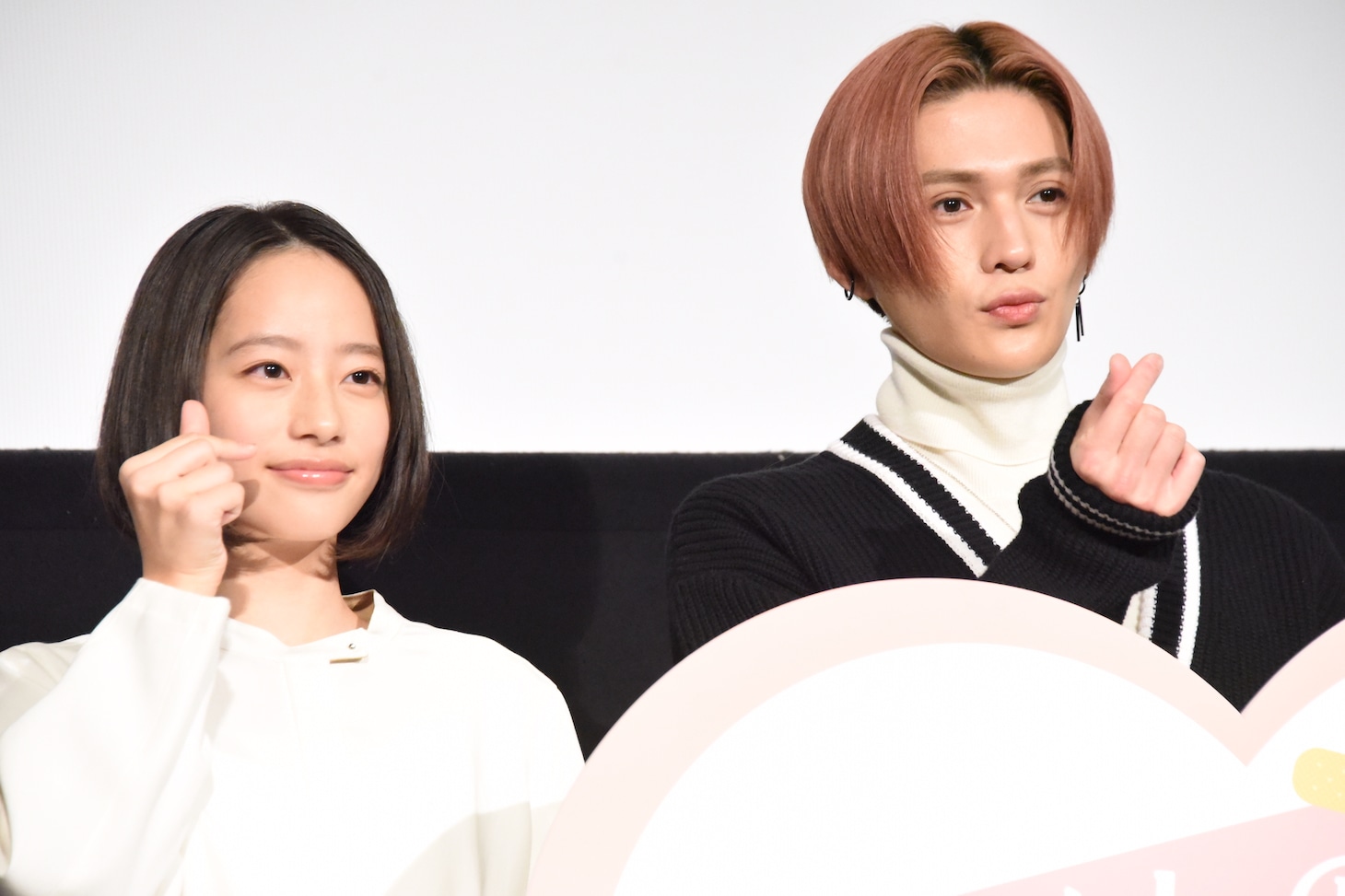 指ハートをする八木勇征（右）と池端杏慈（左）