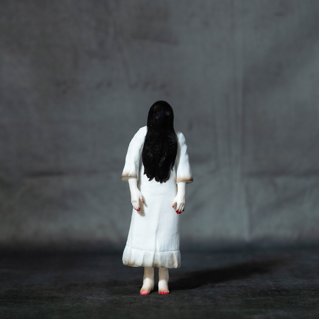 ホラー映画「リング」貞子のソフビがT-BASEで販売決定、古井戸も付いて