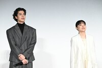 左から寛一郎、三浦透子