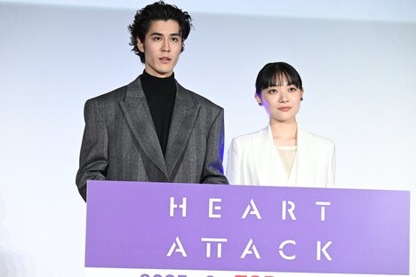 左から寛一郎、三浦透子