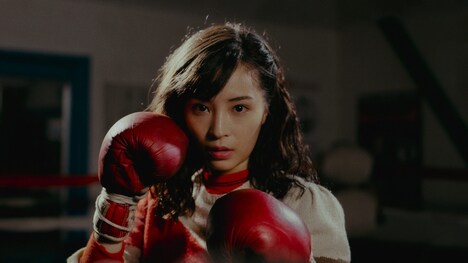 Netflixシリーズ「阿修羅のごとく」より、広瀬すず演じる四女・咲子