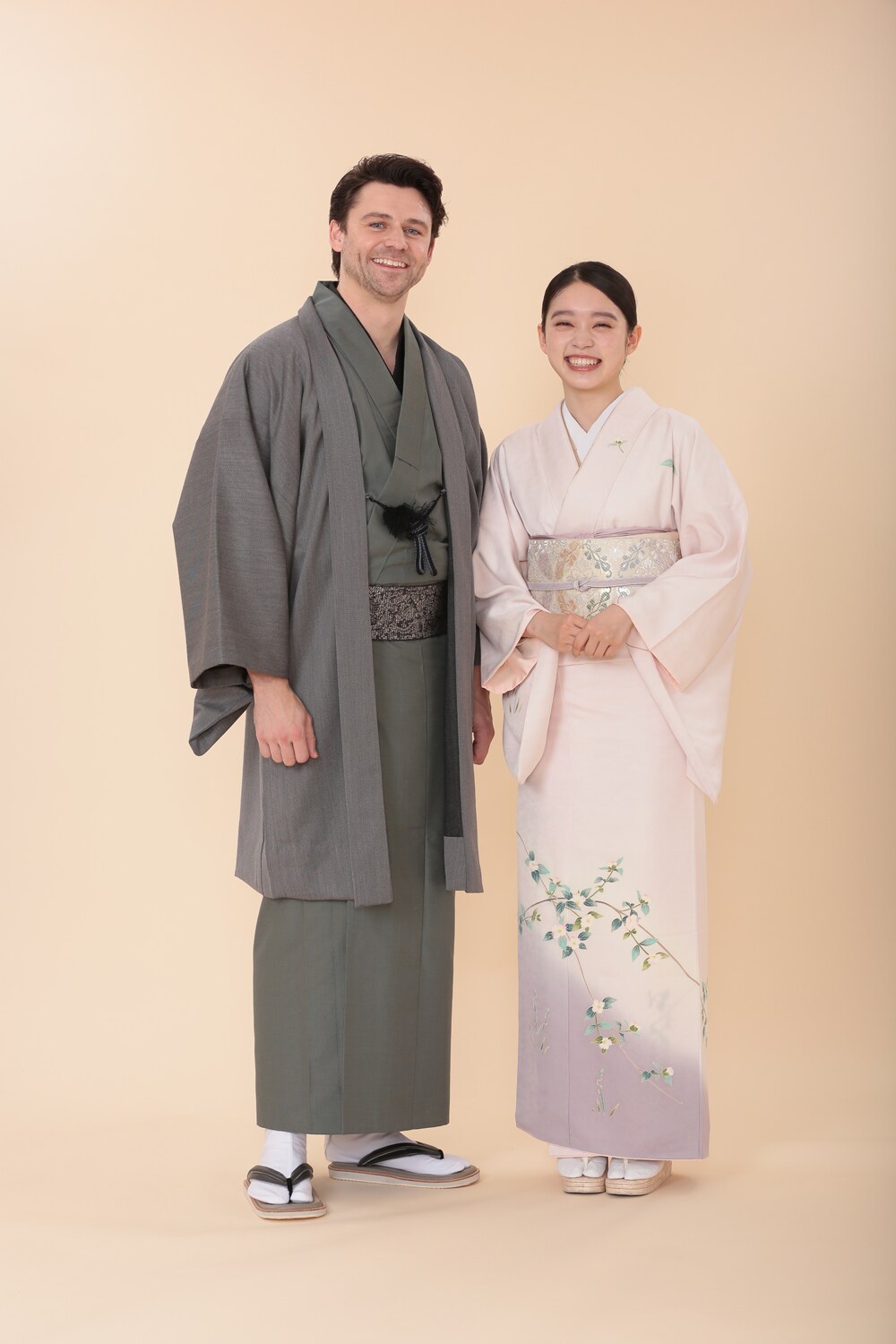 「ばけばけ」で夫婦役を演じる高石あかり（右）とトミー・バストウ（左）