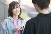 「山田くんとLv999の恋をする」より、山下美月演じる木之下茜（奥）と作間龍斗演じる山田秋斗（手前）