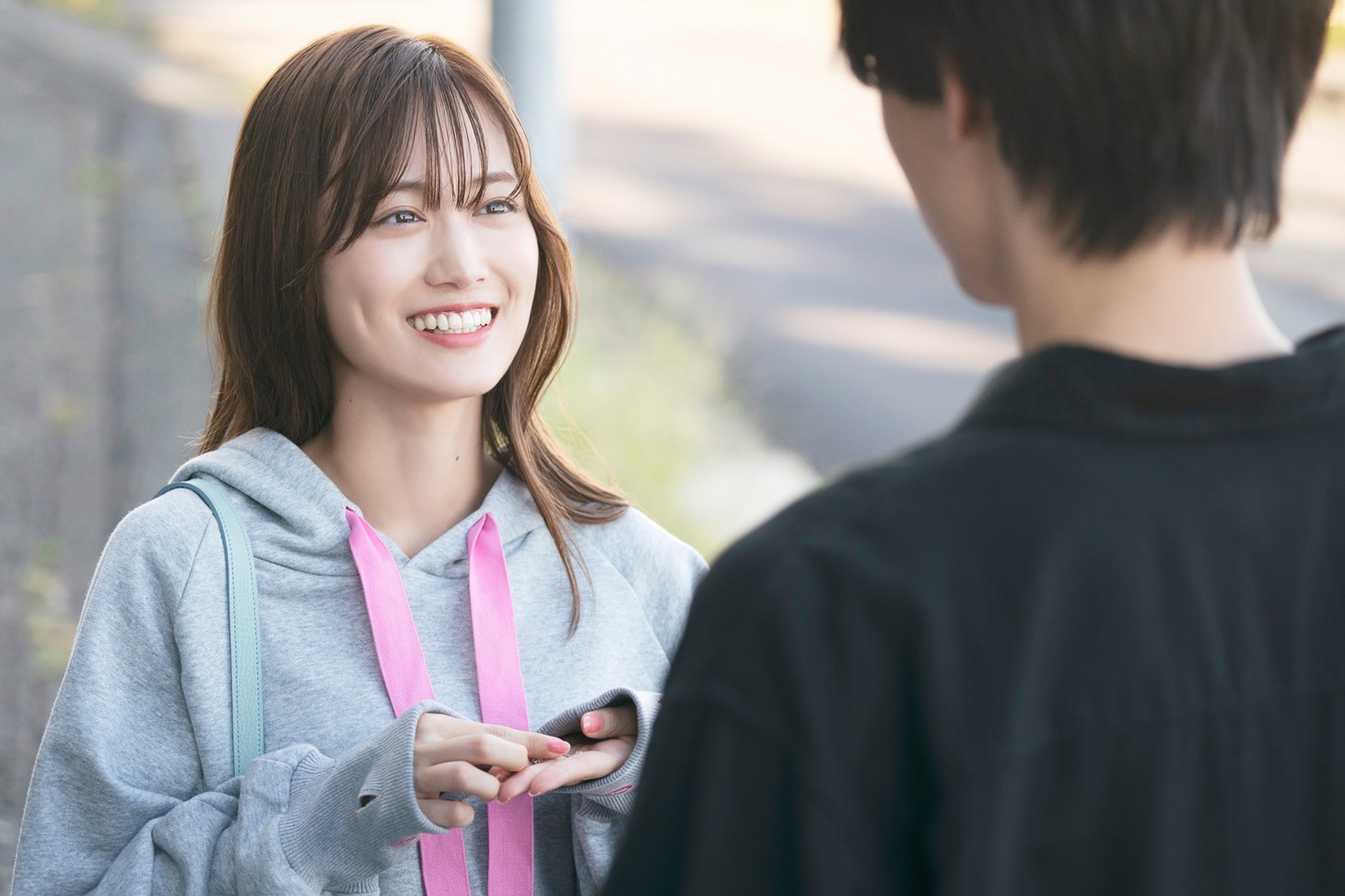 「山田くんとLv999の恋をする」より、山下美月演じる木之下茜（奥）と作間龍斗演じる山田秋斗（手前）