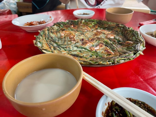 雨の日は、チヂミとマッコリ、というのが韓国の風習だそうですヨ。この日は雨でした。（キャプション・写真提供：安藤玉恵）