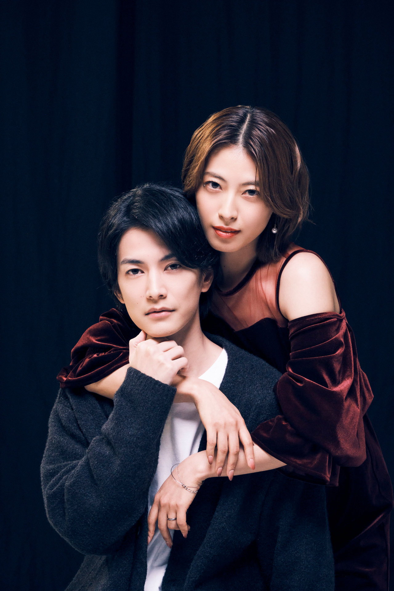 渡邊圭祐（手前）と、瀧本美織（奥）
