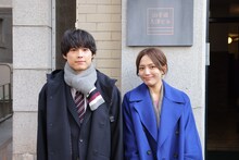 ドラマ「アンサンブル」より、左から真戸原優役の松村北斗、小山瀬奈役の川口春奈