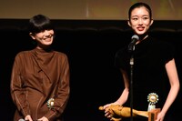 第16回TAMA映画賞授賞式より、左から河合優実、河合優実