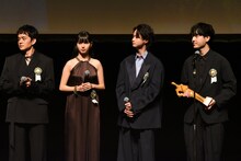第16回TAMA映画賞授賞式より、左から池松壮亮、中西希亜良、越山敬達、奥山大史