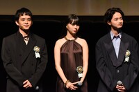 第16回TAMA映画賞授賞式より、左から池松壮亮、中西希亜良、越山敬達